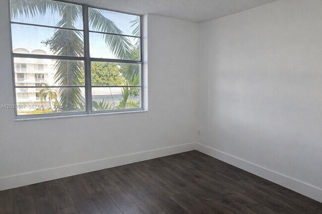 Foto del edificio - 496 NW 165th St