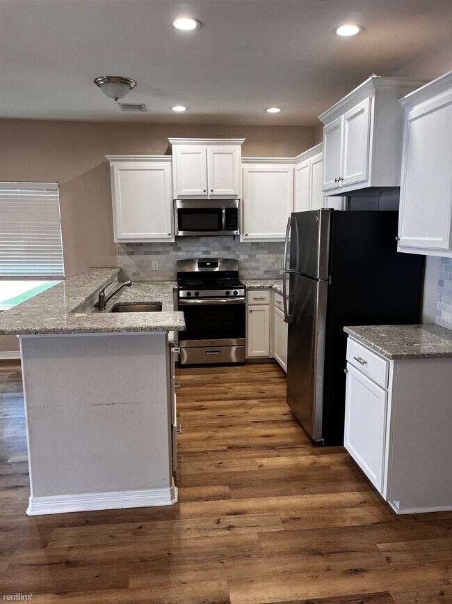 Building Photo - 3 br, 3.5 bath Duplex - 204 Luther St Apt ...