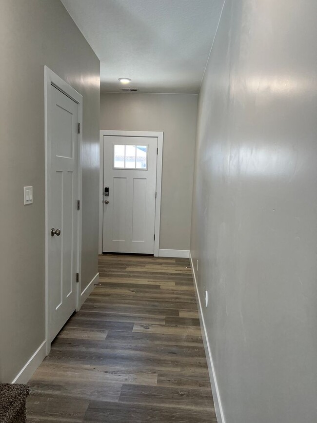 Building Photo - Ready To Move in! New 2 Bed 3 bath!