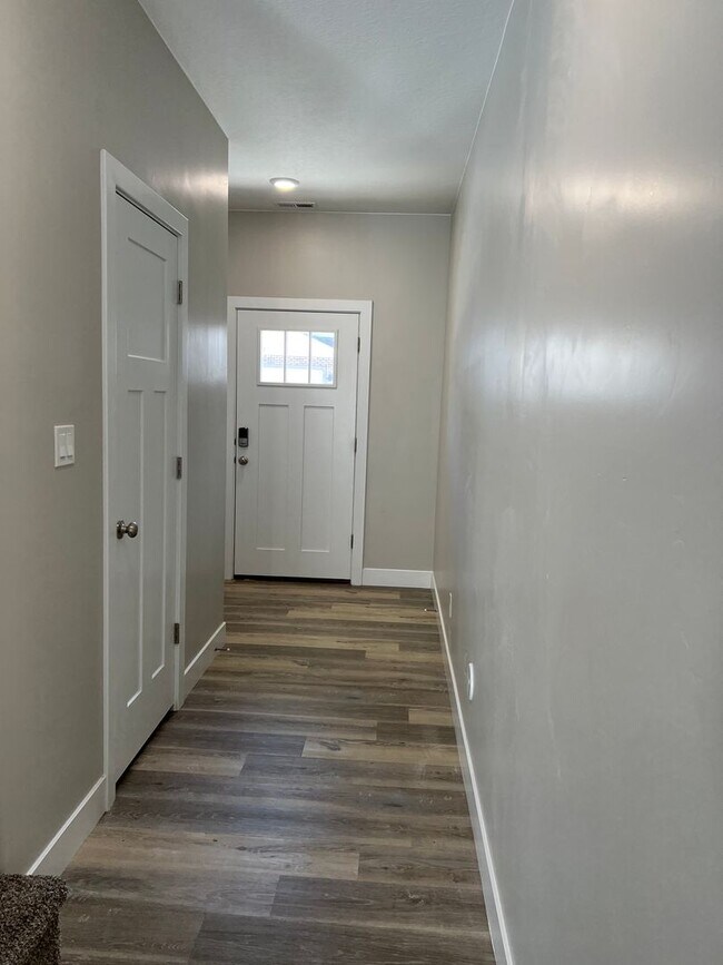 Foto del edificio - Ready To Move in! New 2 Bed 3 bath!