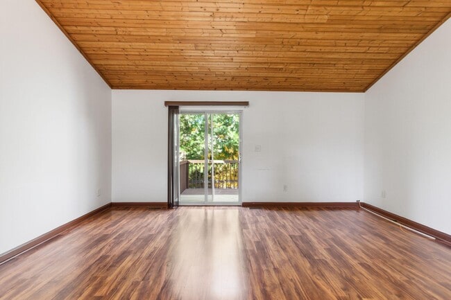 Building Photo - 3547 Lochdale Terrace