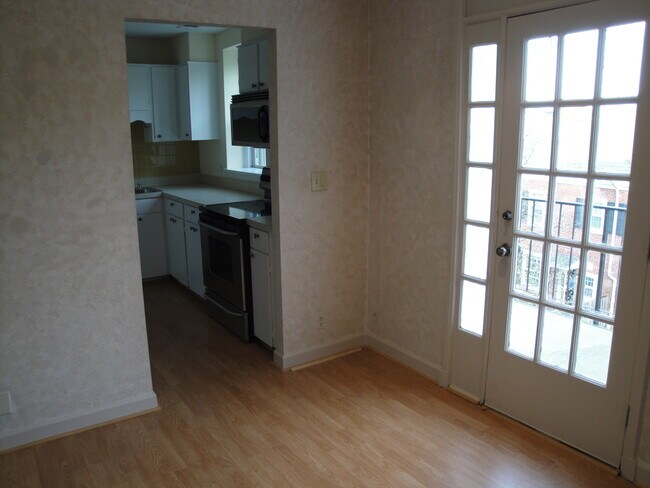Dining/Kitchen/Balcony 2 - 2834 S Abingdon St