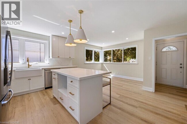 Photo du bâtiment - 207 Elmwood Crescent