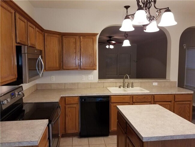 Building Photo - Southside-$1000 off first months rent-Char...