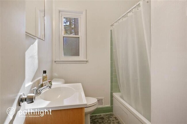 Foto del edificio - 2043 Kenwood Place Southeast