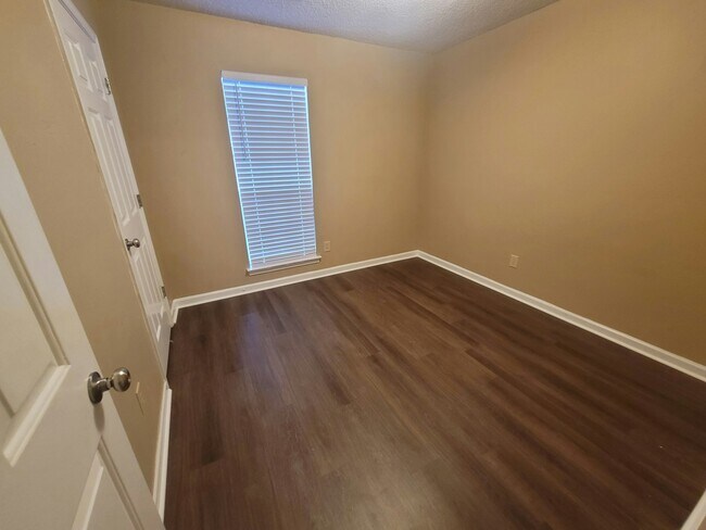 Foto del edificio - 6915 Brady Hill Dr