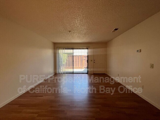 Foto del edificio - 6164 Country Club Dr