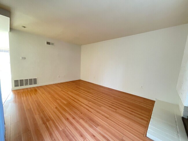 Foto del edificio - 11261 Knott Ave