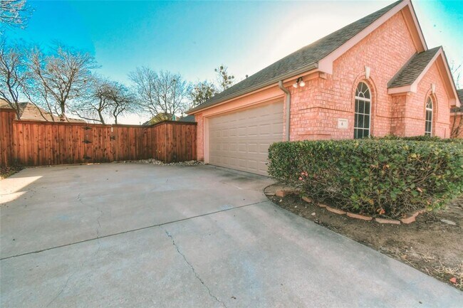 Building Photo - 6 Hideaway Ct
