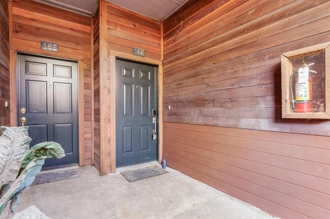Building Photo - 4711 Spicewood Springs Rd
