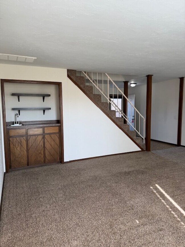 Building Photo - Spacious 2 bed/2.5 Baths - Duplex in the Surrey Hills Addition