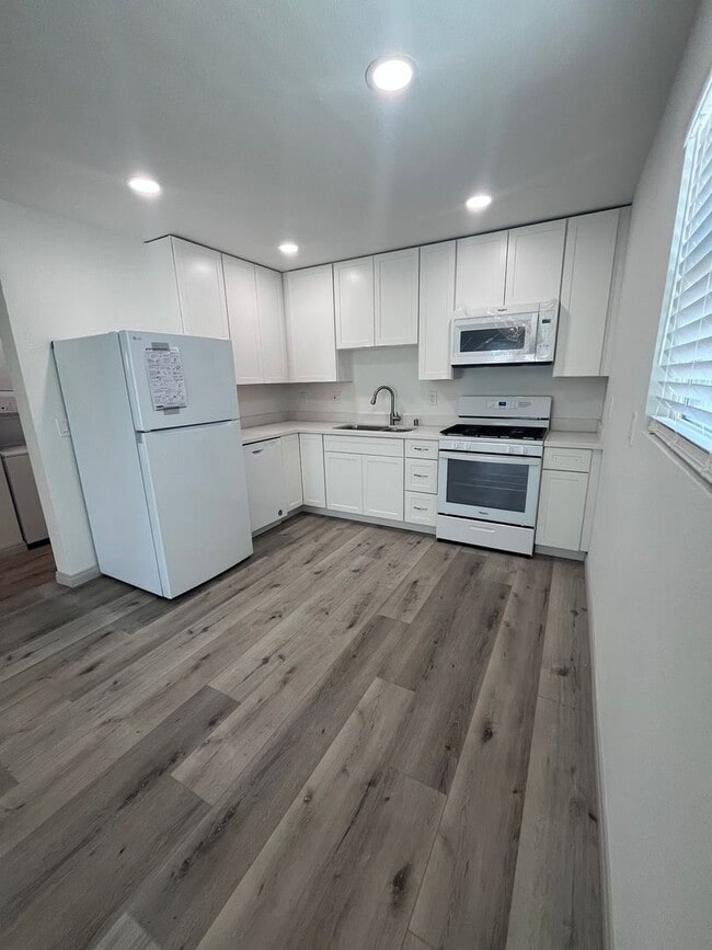 Building Photo - 202-204 Calla Avenue