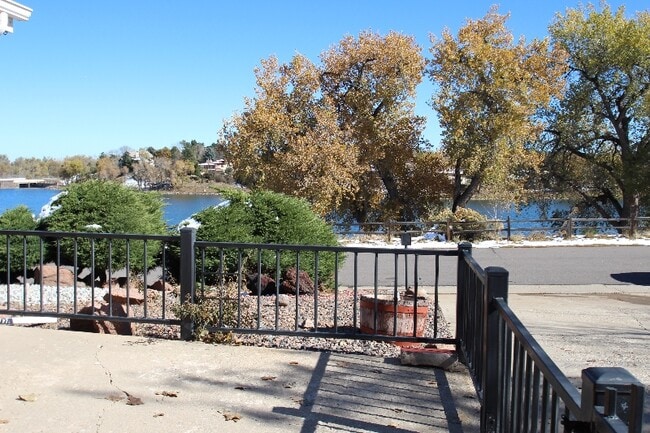 Building Photo - 2565 Willow Ln