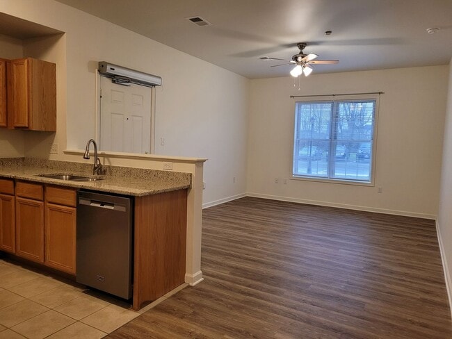 Foto del edificio - 670 Bassett Dr