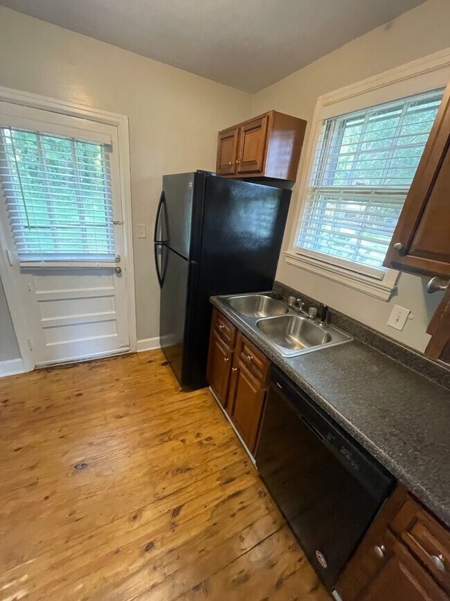 Foto del edificio - 1413 Revere Rd