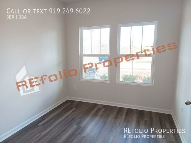 Foto del edificio - Beautiful Brand New 3 BR 2 Car-Garage Home...