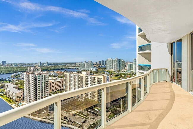 Building Photo - 15811 Collins Ave