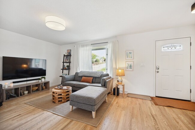Building Photo - Amazing Arvada Upstairs Duplex Available Now!