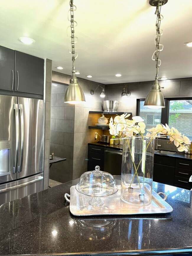 Foto del edificio - 2510 N Monaco Pkwy