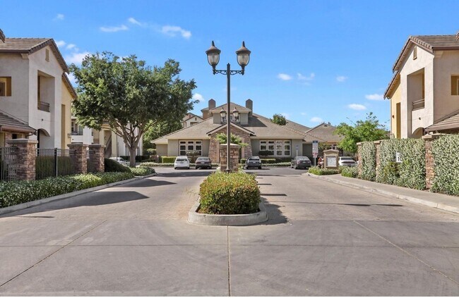 Foto del edificio - 1360 Shady Ln