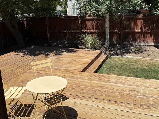 Backyard deck - 1453 E Vintry Cir