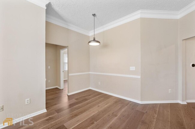 Building Photo - 5559 Glenridge Dr