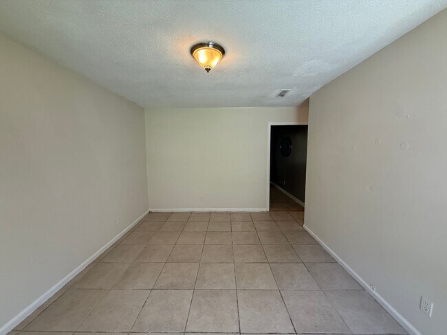 Building Photo - Freshly Updated West Ashley Rental w/ Huge Fenced Yard