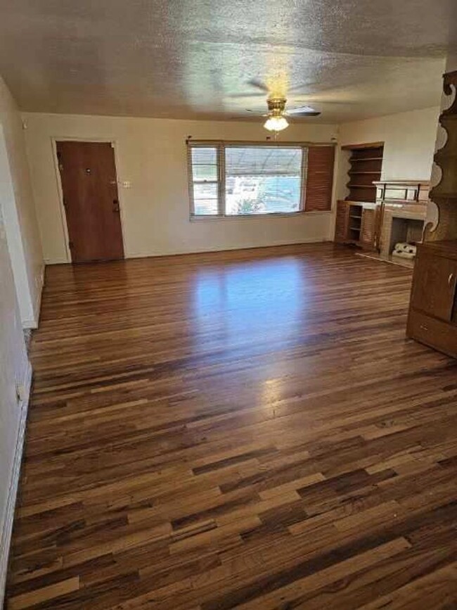 Building Photo - Spacious cozy 3 Bed Home! New Carpets!!