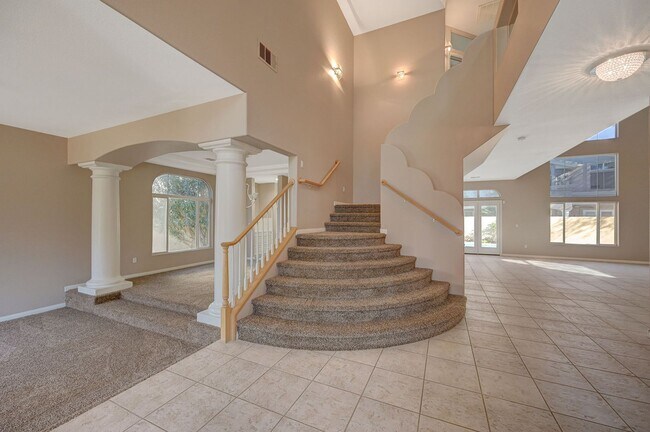 Foto del edificio - Stunning Green Valley home with a pool in guard gated Legacy
