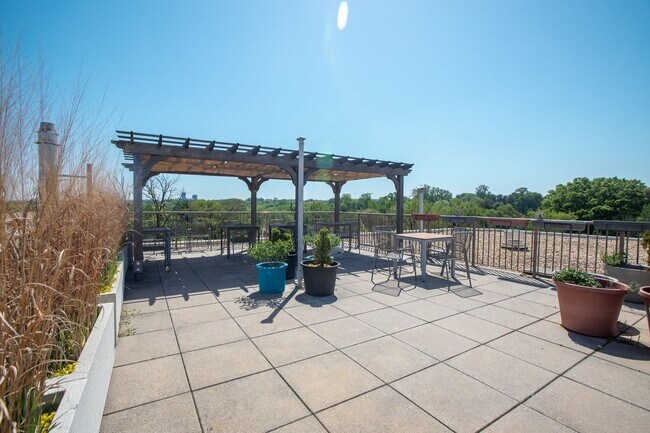 Building Photo - Amazing 3 BR/2 BA Condo in Wakefield!