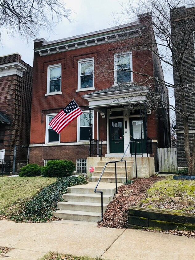 Ground floor apt entry is door on left - 3428 Humphrey St