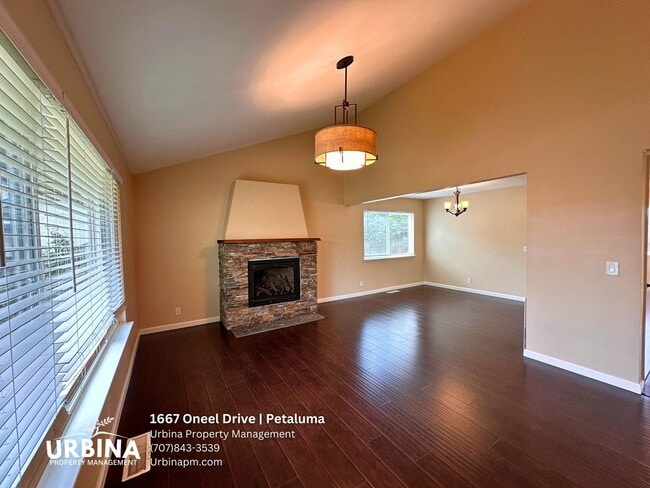 Foto del edificio - Spacious East Petaluma Home with Main-Floor Bedroom Suite