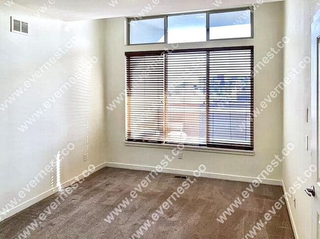 Building Photo - Modern 3-Bedroom Townhome in a Great Locat...