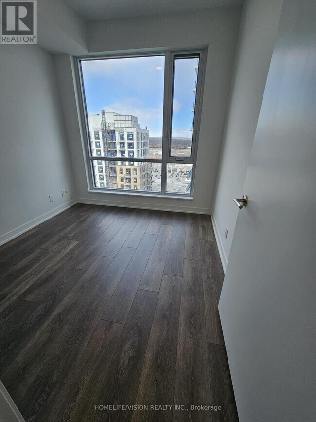 Photo du bâtiment - 7950-7950 Bathurst St