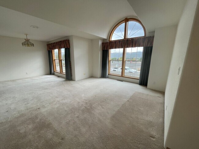 Foto del edificio - Available Now 3 bedroom 2 bath Hucrest home