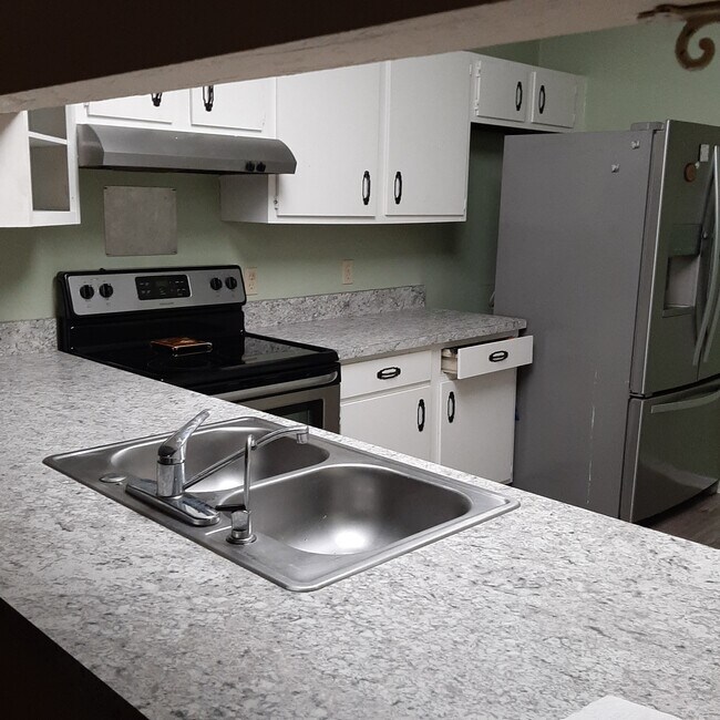 COCINA con práctico acceso al comedor - 906 Hartford Dr