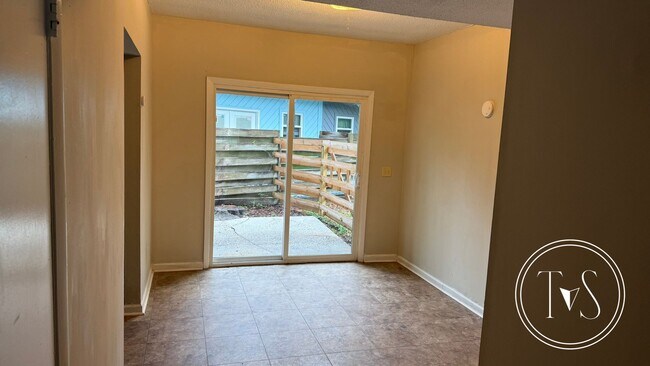 Foto del edificio - MOVE-IN SPECIAL: 50% OFF 1st FULL MONTH'S RENT!**
