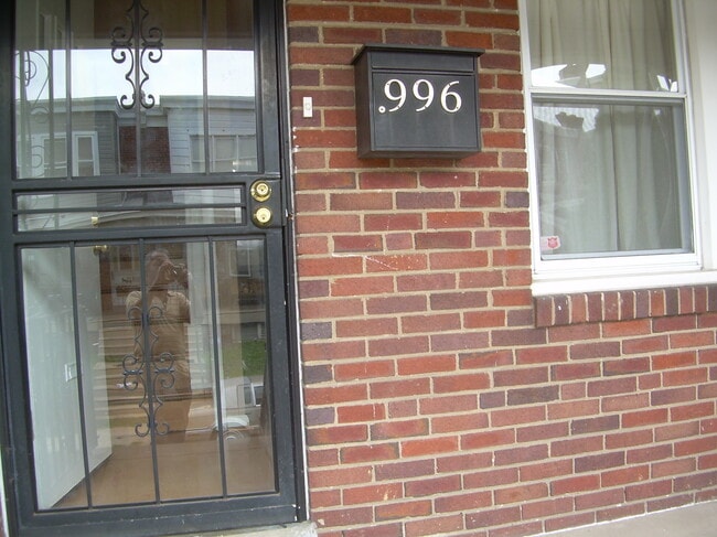 Building Photo - 996 Anchor St