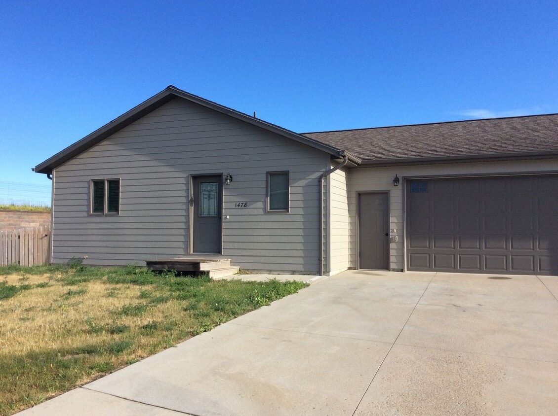 Primary Photo - 2 bedroom, 2 bath Townhome