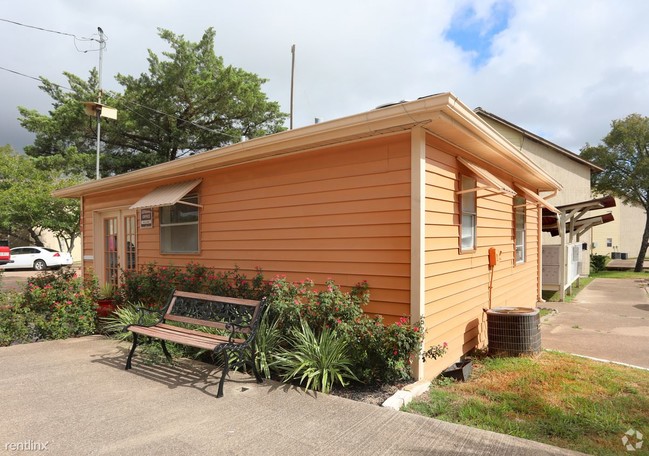Building Photo - 1601 Valley View Dr