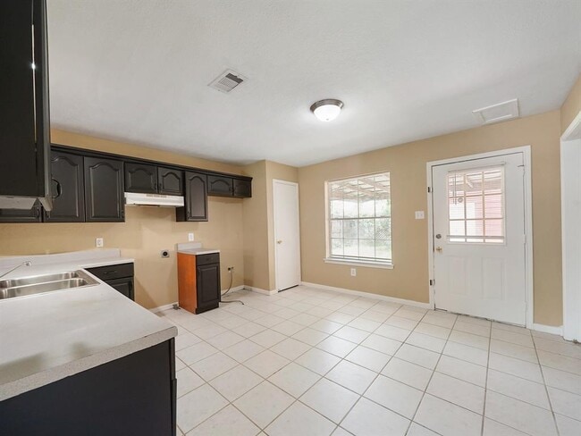 Building Photo - 24023 Strong Pine Dr