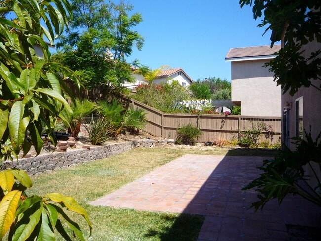 Foto del edificio - Two-story home in Eastlake