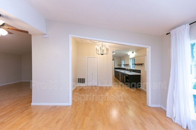 Foto del edificio - 3810 S Farm Rd 135