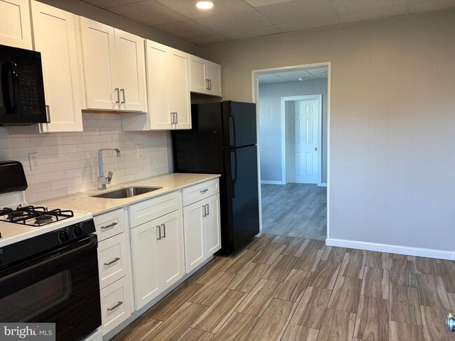 Building Photo - 167 W 7th Ave