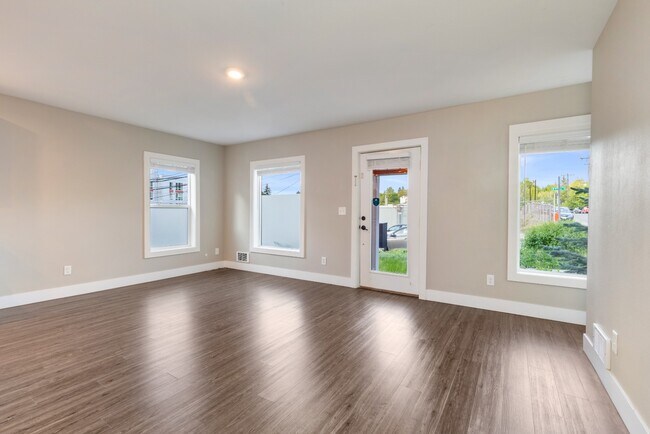 Building Photo - Newly Renovated and Modern 2BR Apartments in Columbia City