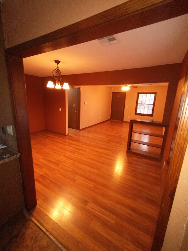 Building Photo - 129 W Lilac Ln