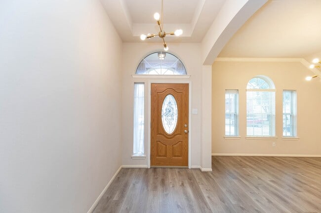 Foto del edificio - 2710 Falcon Knoll Ln