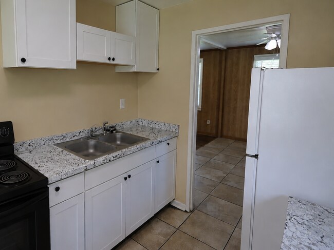 Foto del edificio - 1700 Clover Dr
