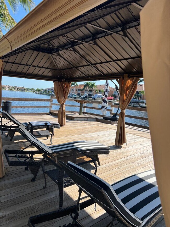 Foto del edificio - Hideaway Waterfront Hotel