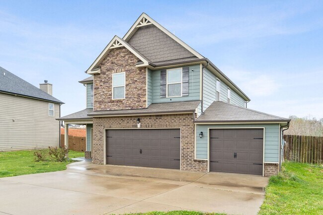 Building Photo - Pet Friendly Five Bedroom!